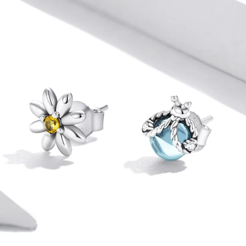 (image pour) Boucles d'oreilles asymétriques style Pandora avec marguerite et coccinelle - SC - Afficher 4